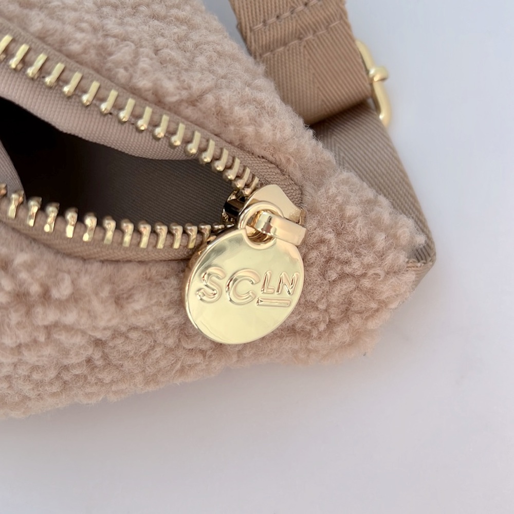 Stoney Clover Cozy Sherpa Fanny Pack Hazelnut SOLD OUT - Picture 5 of 6